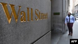 „Patriotic Millionaires” este un grup de persoane cu venituri anuale de peste 1 milion de dolari. Imagine generică cu Wall Street, simbolul îmbogățirii rapide din SUA.