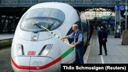 A Német Vasutak alkalmazottja mozdonyt mos a kölni főpályaudvaron az országos vasúti sztrájk idején 2021. augusztus 23-án