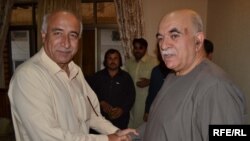 د نېشنل پارټۍ مشر او بلوچستان ممکنه اعلا وزیر مالک بلوڅ د پښتونخوا ملي عوامي ګوند له مشر محمودخان اڅکزي سره روغبړ کوي