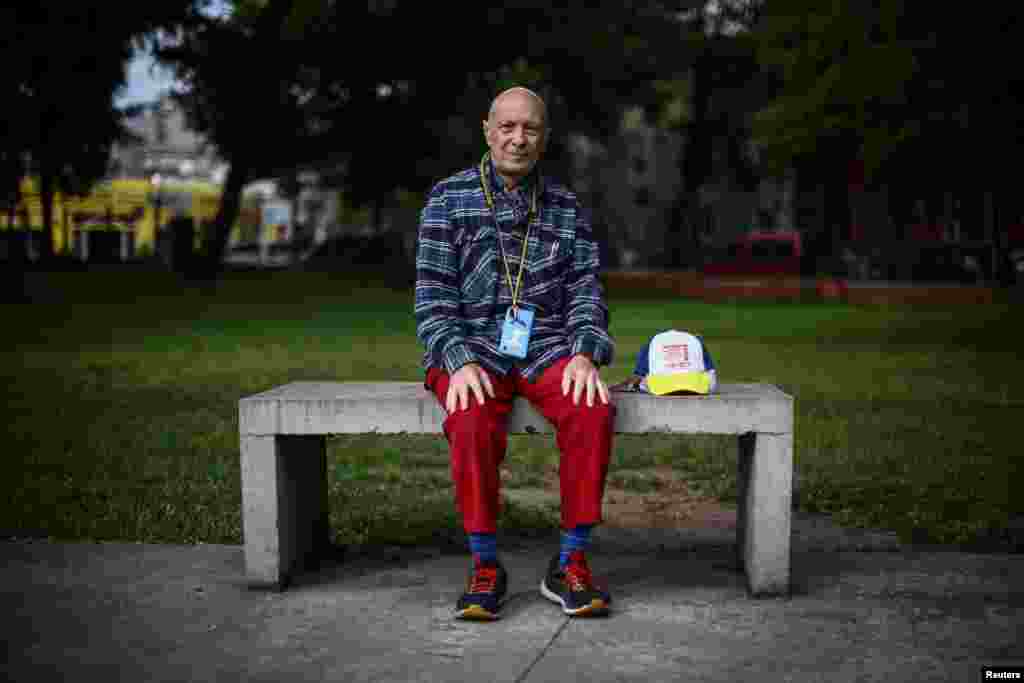 A 72 éves Jorge magánórákat ad egy McDonald's-ban, hogy meg tudjon élni, miután életét végigdolgozta az olajiparban. Javier Milei elnökre szavazott, de csalódottnak érzi magát, mert a politikai elit, vagyis a „kaszt” ellen irányuló gazdasági reformok végül a hétköznapi munkavállalókat sújtották. „Úgy tűnik, hogy a gazdasági reform árát a nyugdíjasok és az egyszerű emberek fizetik, mint én” – mondja a Reutersnek