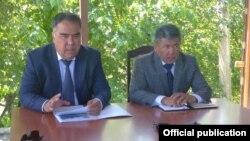 Губернатор Согдийской области РТ Раджаббой Ахмадзода и полпред правительства в Баткенской области Абдикарим Алимбаев.