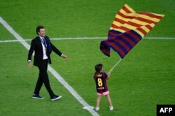 Луис Енрике дъщеря му Шана празнуват требъла с "Барселона" след победата на финала в Шампионката лига над "Ювентус" с 3:1 в Берлин, 6 юни 2015 г.