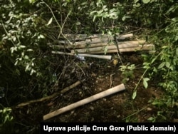 Bejzbol palice koje je policija pronašla u podgoričkom naselju Zabjelo