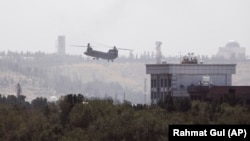 აშშ-ის სამხედრო ვერტმფრენი აშშ-ის საელჩოს შენობასთან. ქაბული, 15 აგვისტო.