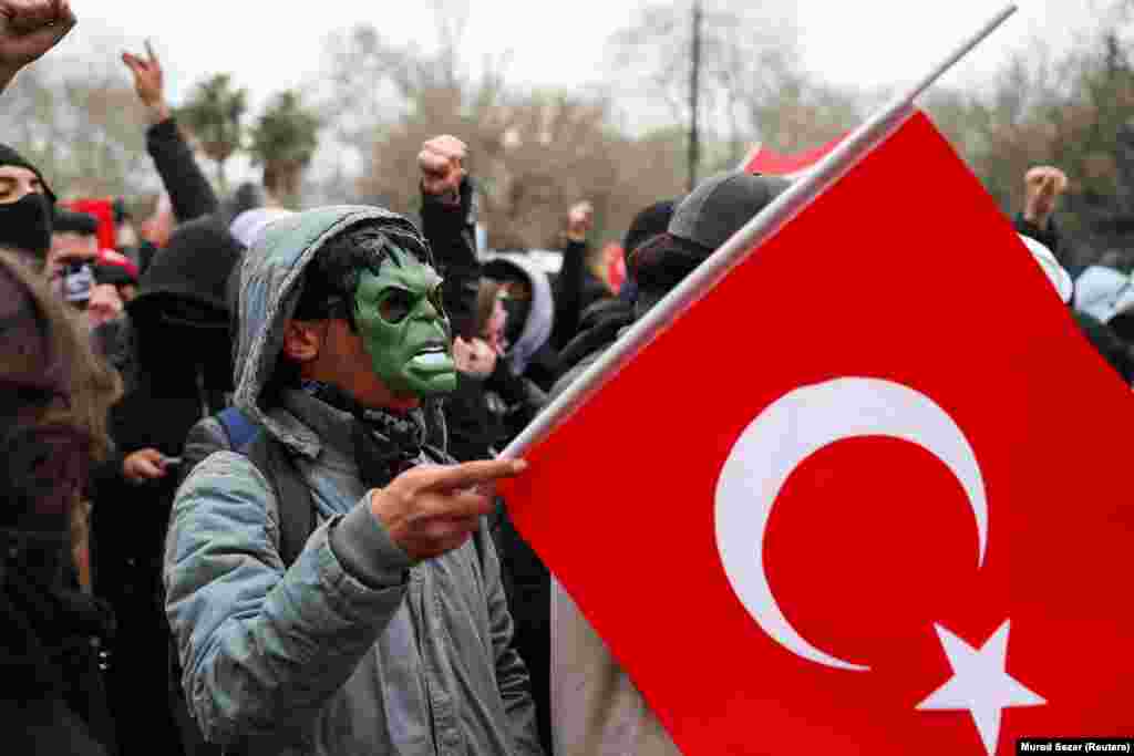 U međuvremenu ministarstvo unutrašnjih poslova saopštilo je da je Immamoglu suspendovan sa mjesta gradonačelnika.