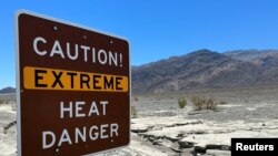 Një shenjë paralajmëron për nxehtësi ekstreme në Death Valley, Kaliforni të SHBA-së, më 15 korrik 2023.