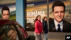 Panouri electorale cu Nicușor Dan, candidatul independent la președinția României, afișate la București.