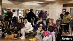 Njerëzit strehohen brenda një stacioni metroje gjatë një sulmi ushtarak rus, mes sulmeve të Rusisë ndaj Ukrainës, në Kiev, Ukrainë, më 25 maj 2025.