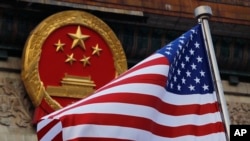 Američka zastava i grb Kine (ilustrativna fotografija)