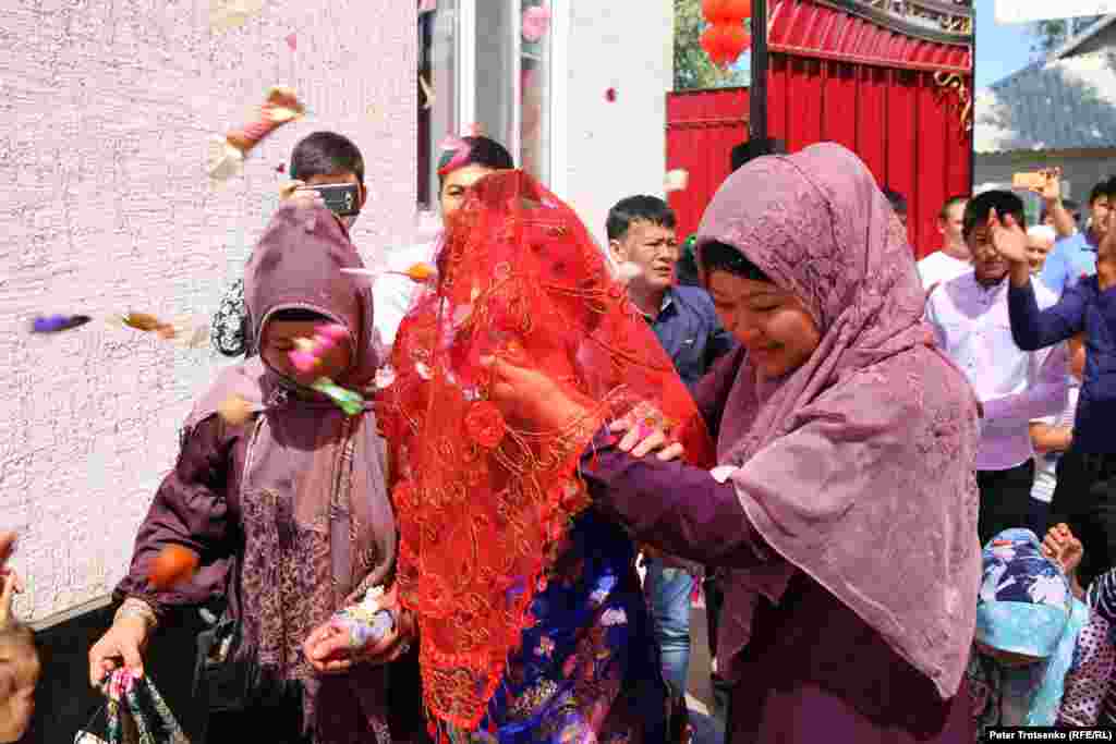 The bride is led into the groom&#39;s yard. There&#39;s another shashu with dried apricots and nuts. These are later given to young women planning to have a baby. If the woman wants a boy she takes nuts, if a girl -- apricots.