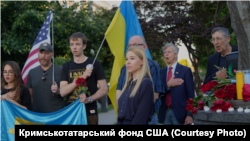 Бывшие послы США в Украине Уильям Тейлор и Джон Хербст во время исполнения гимна США (оба крайние справа)