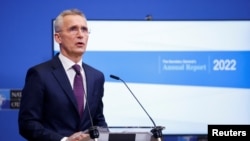 Jens Stoltenberg NATO-főtitkár bemutatja a szövetség legújabb éves jelentését Brüsszelben 2023. március 21-én