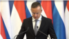 Szijjártó Péter külügyminiszter olvassa a jegyzeteit az aláírást bejelentő beszéde során, 2021. szeptember 27-én