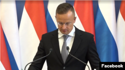 Szijjártó Péter külügyminiszter olvassa a jegyzeteit az aláírást bejelentő beszéde során, 2021. szeptember 27-én