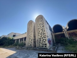 Сградата на резиденция „Банкя“ днес