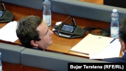 Udhëheqësi i LVV-së, Albin Kurti, gjatë seancës së 15 prillit.