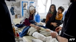 مزارشریف کې د بیګانۍ زلزلې یوه ټپي ښځه 