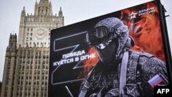 Óriásplakát a külügyminisztérium moszkvai épülete előtt 2022. október 13-án. „Oroszország hadserege – A győzelmet tűzben kovácsolták” – mondja a felirat, háttérben a latin Z betű, az Ukrajna elleni orosz invázió jelképe