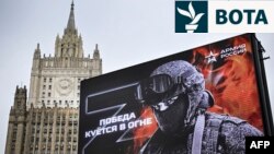 Një bilbord para Ministrinë se Jashtme të Rusisë në Moskë ku shkruan “Ushtria e Rusisë – Fitore” si dhe shkronja Z, simboli i mbështetjes së pushtimit rus në Ukrainë. Fotografi e tetorit të vitit 2022.
