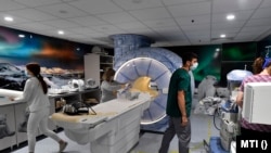 Orvosok és asszisztensek készítik fel új beteg fogadására az MR készüléket a Heim Pál Országos Gyermekgyógyászati Intézetben 2020. október 2-án.