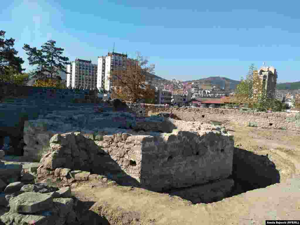 Arheolozi su tokom dosadašnjih istraživanja severnog bedema Novopazarske tvrđave pronašli ostatke Džephane (objekat za čuvanje municije), baruthane (objekat za čuvanje baruta) i zidove koji su štitili ovu kulu, a koji su izgrađeni pre samog bedema.