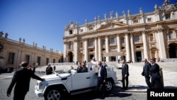 Papa Franjo stiže na generalnu audijenciju na Trg svetog Petra u Vatikanu, 21. septembra 2022.