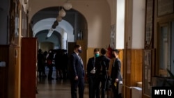 Diákok várakoznak a történelem írásbeli érettségi vizsga előtt a fővárosi Szent István Gimnáziumban, 2021. május 5-én