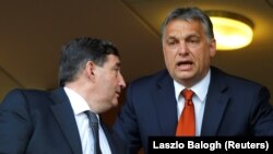 Orbán Viktor miniszterelnök futballmeccset néz Felcsúton Mészáros Lőrinccel, Magyarország leggazdagabb emberével.