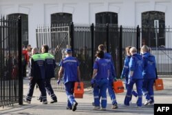 Medicii ruși se adună la gara Kievskîi din Moscova la 1 iunie 2025, înainte de sosirea pasagerilor răniți în urma prăbușirii unui pod în regiunea Briansk.