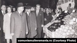 Ceaușescu asocia deseori băile de mulțime cu magazinele alimentare și cu piețele agricole. Aici vizitează piața Obor în octombrie 1971. Sursa: comunismulinromania.ro (MNIR)