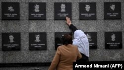 Dy gra vizitojnë vizitojnë memorialin në fshatin Reçak, ku gjendet një memorial për viktimat e masakrës që ndodhi në këtë fshat. 