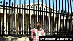 Osarobo Zeickner-Okoro nigériai művész, aki felajánlotta, hogy a nigériai Benin Cityben készült új műalkotásait a British Museumnak adományozza, a múzeum épület előtt 2021. szeptember 16-án