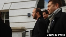 Максим Бакиев идет на заседание суда в Лондоне (фото Мээрим Касымовой).