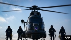 Un elicopter pe fregata Regina Maria a Marinei Române în timpul unui exercițiu militar în Marea Neagră la începutul acestei luni.
