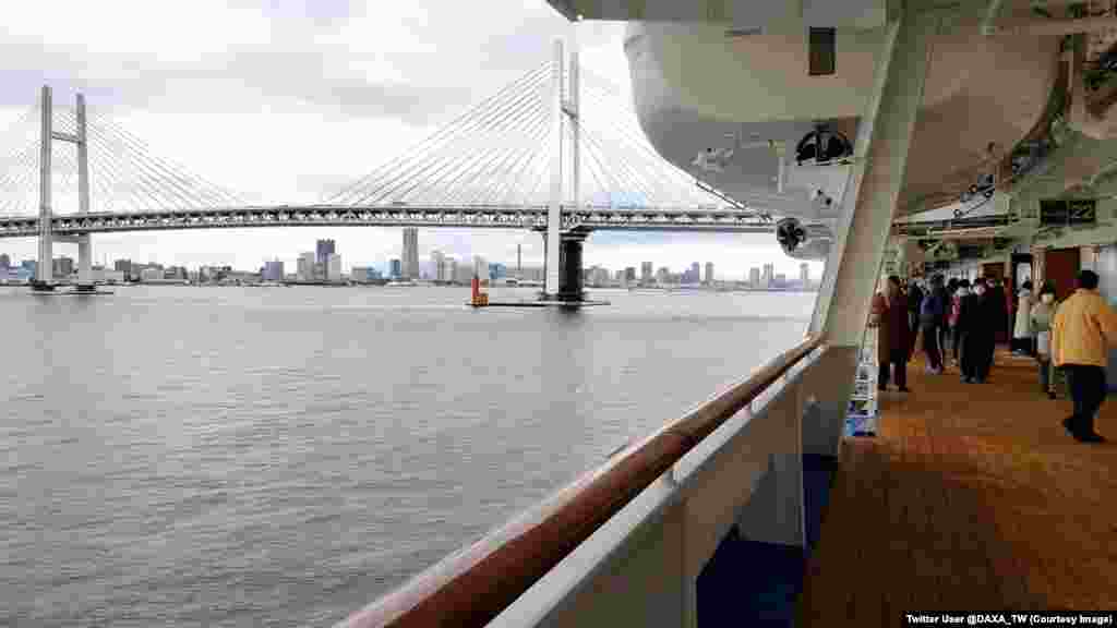 Pogled s palube broda. Kod oko 136 osoba na brodu, uključujući 11 članova posade, dijagnosticiran je koronavirus. Barem jedan među njima je ukrajinski državljanin.