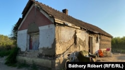 Homályos tulajdonviszonyok. Az itt élők ugyan fizettek az előző lakóknak a házért, de hogy valójában ki a tulajdonos, azt a mai napig nem tudják, pedig már évek óta itt laknak. Magy, Magyarország.