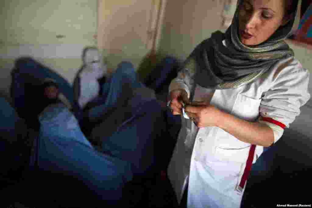 Авганистанска лекарја ја објаснува употребата на кондоми за група жени во центар за одвикнување од дрога финансиран од Обединетите нации. (Кабул, 29 јануари 2021 година)