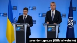 Președintele ucrainean Volodimir Zelenski (s) și secretarul general NATO, Jens Stoltenberg. Bruxelles, 4 iunie, 2019