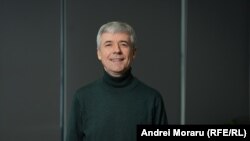 Iosif Moldovanu, trainer în formarea profesorilor, în redacția Europei Libere.