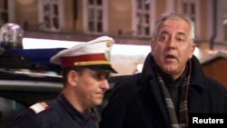 Bivši hrvatski premijer Ivo Sanader tokom privođenja u stanicu policije u Salcburgu, 10. decembar 2010.