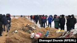 Недовольные жители собрались возле ямы с отходами в окрестностях села Бестамак Актюбинской области. 19 ноября 2020 года.
