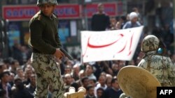 Egipatski vojnik puca u vazduh kako bi rasterao demonstrante koji su napali nekoliko civila misleći da su policajci u civilu, Kairo, 31. januar 2011.