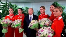 Vlagyimir Putyin az Aeroflot légiutaskísérőivel Moszkvában 2022. március 5-én