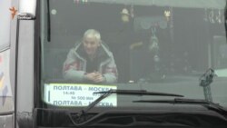 На українсько-російському кордоні на Харківщині виникли багатогодинні черги (відео)