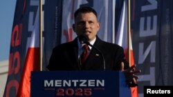 Slawomir Mentzen, candidatul de extremă dreapta, la un miting electoral în Sejny, o localitate din nord estul Poloniei, pe 20 martie