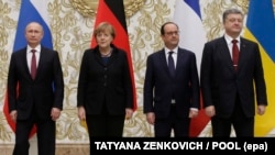 Președintele rus Vladimir Putin, cancelara germană Angela Merkel, președintele Franței Francois Hollande și președintele ucrainean Petro Poroșenko negociind, în formatul Normandia, încetarea luptelor din estul Ucrainei, Minsk, Belarus, 11 februarie 2015. 