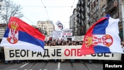 Zastave Srbije ispred transparenta "Beograd je opet svet" na masovnom protestu 22. decembra 2024.