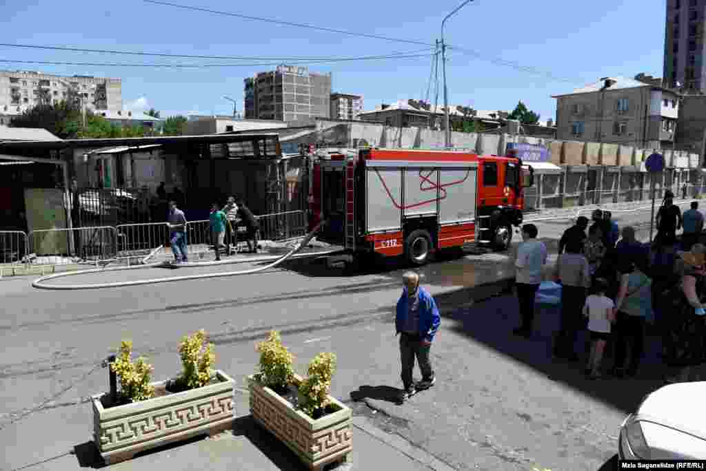  „ახალი გაკეთებული მქონდა რემონტი, ახალი საქონელი შემოვიტანე, ორი დღე ვიმუშავე და აჰა, ყველაფერი დაიწვა“ - ყვება ერთ-ერთი ჯიხურის მეპატრონე. 