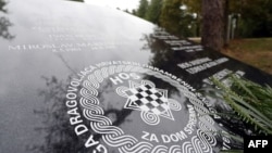 Spomen ploča sa ustaškim pozdravom koja je bila postavljena nedaleko od mesta nekadašnjeg logora u Jasenovcu, da bi potom bila izmještena u desetak kilometara sjevernije u mesto Novska. 