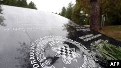 Spomen-ploča sa ustaškim sloganom nakon što je premještena iz okoline logora Jasenovac, arhivska fotografija 